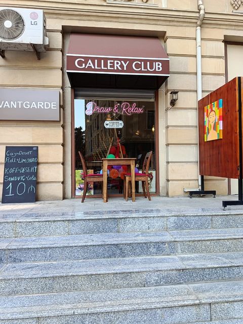 Gallery Club tentesi və vitrindəki Draw and Relax neonu