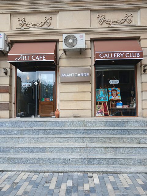 Art Cafe və Gallery Club girişləri, küçədən görünüş